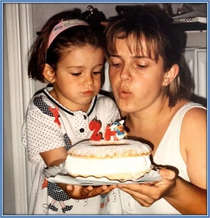 An early photo of Alexia Putellas with her mum on her second birthday.