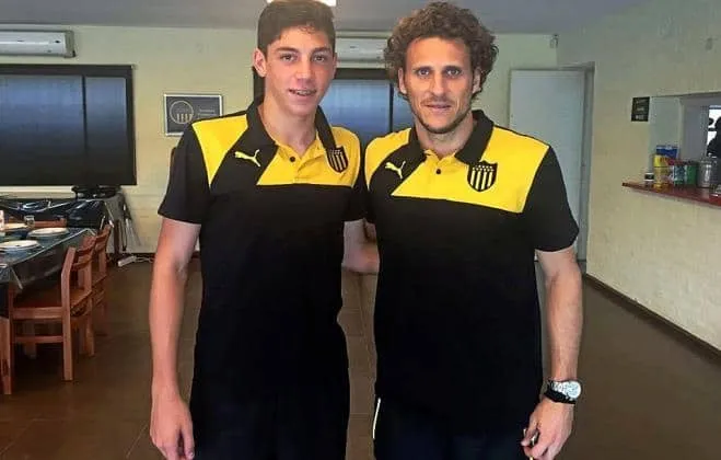Meet Federico Valverde's Idol- Diego Forlán. Here, it appears they just concluded a mentoring session.