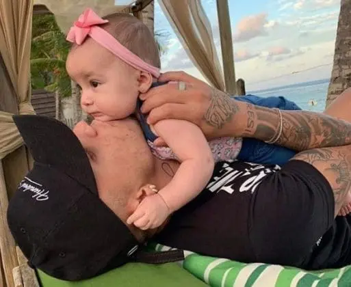 Everton Soares and Daughter.