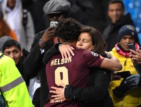 Reiss Nelson hugs his Mum.