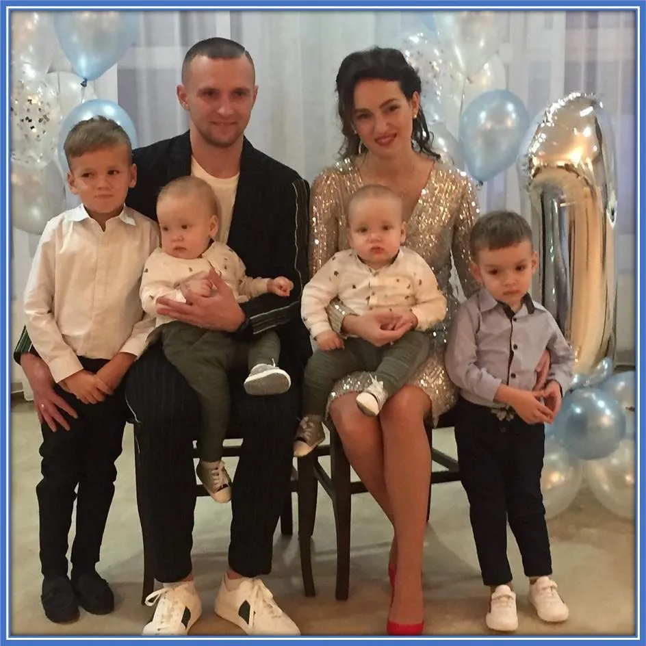 Meet Mykhailo Mudryk Sister, her husband and children (including twins). Tatyana is the first child of Inna Nikolaevna.