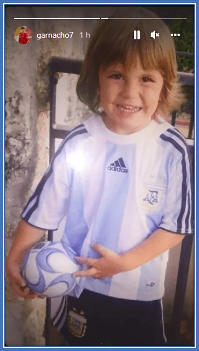 Since childhood, the youngster has been passionate about wearing Argentine clothing, including having a White and Sky Blue soccer ball.