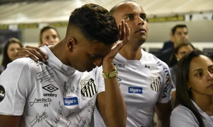 Rodrygo Goes was emotional as he says goodbye to his beloved Santos. Credit to IG.