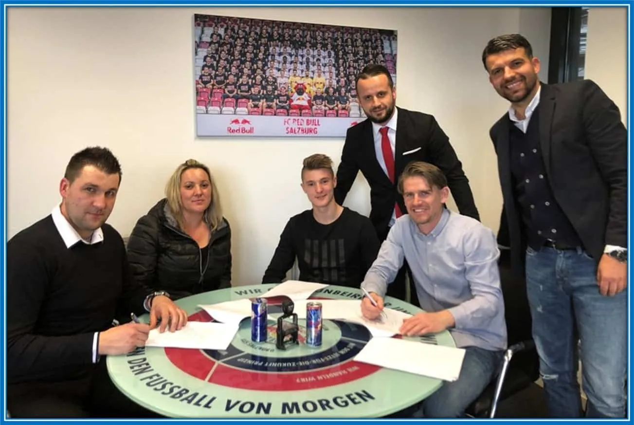 On this day, Benjamin Sesko's Parents (left) were super delighted to see their son sign a three-year contract with Red Bull Salzburg.