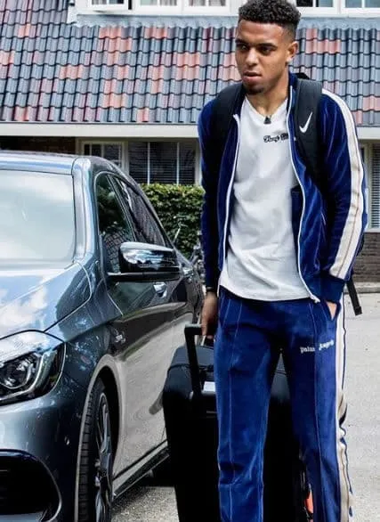 Donyell Malen posing close to his nice car.