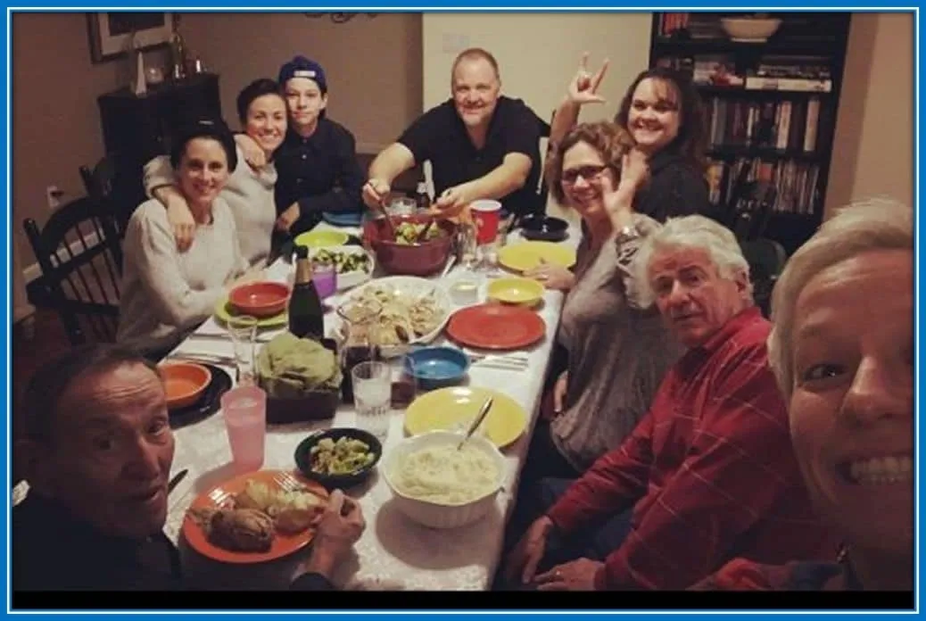 See how beautiful the clinical finisher's family is as they share the meal together.
