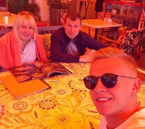 Oleksandr Zinchenko take his parents out.