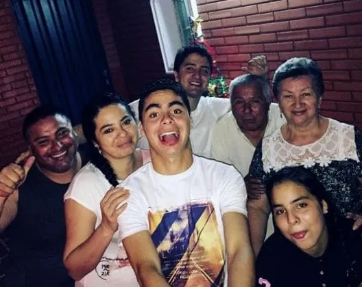 Miguel Almiron family members pose for a photo.