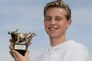 At Ajax, Frenkie progressed from Jong Ajax to the senior side by 2016, leading them to the 2017 Europa League final and earning the Jupiler League's Talent of the Season award.