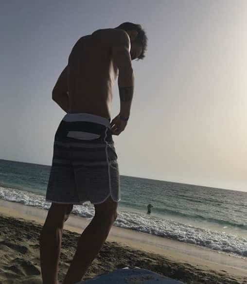 Fernandes having a good time near a beach, Credit: Instagram.