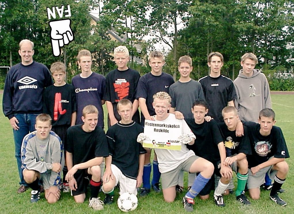 Lasse Schone - standing second from left - was as a passionate member of Klostermarksskolen School football team.