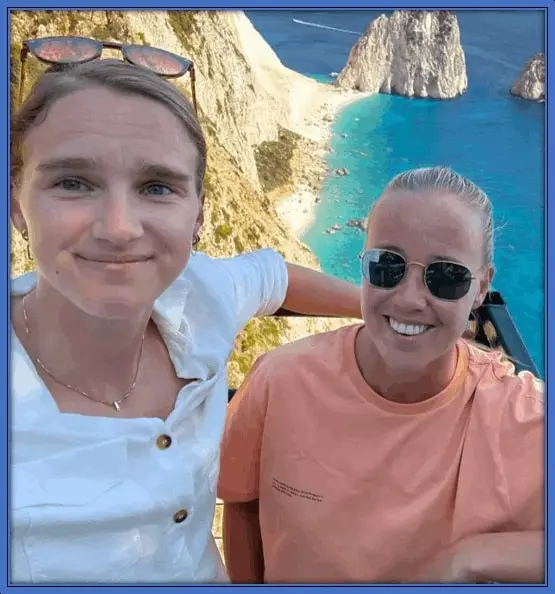 A lovely photo of Vivian Miedema and Beth Mead.