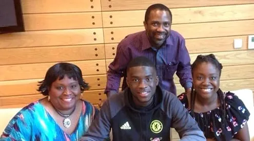 Tomori poses with his immediate family. Credit to IG.