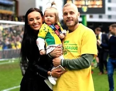 Superstar Teemu Pukki shows his wife and child to his fans. 