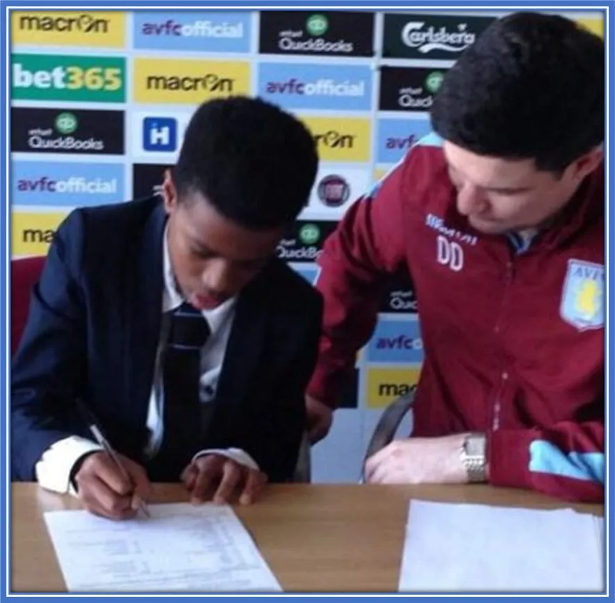 A rare photo of a 12 year old Carney Chukwuemeka just after he signed his first-ever contract for Aston Villa.