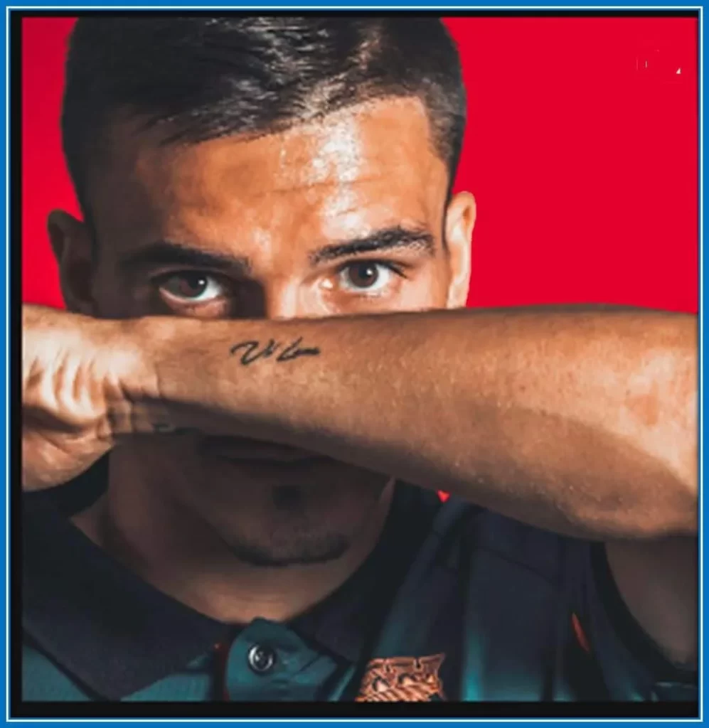 The little tattoo on the wrist of the Portuguese athlete.