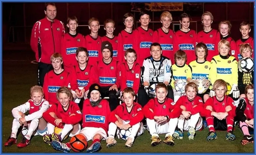 Erling Haaland is in the front role, the first person from the left. He was one year younger than most boys in the group.