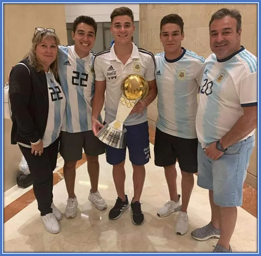 Behold the United Argentine Family with their Breadwinner at the centre.