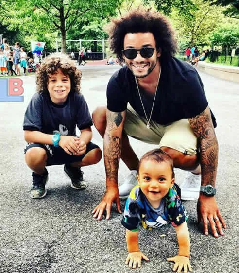Marcelo poses with the children.