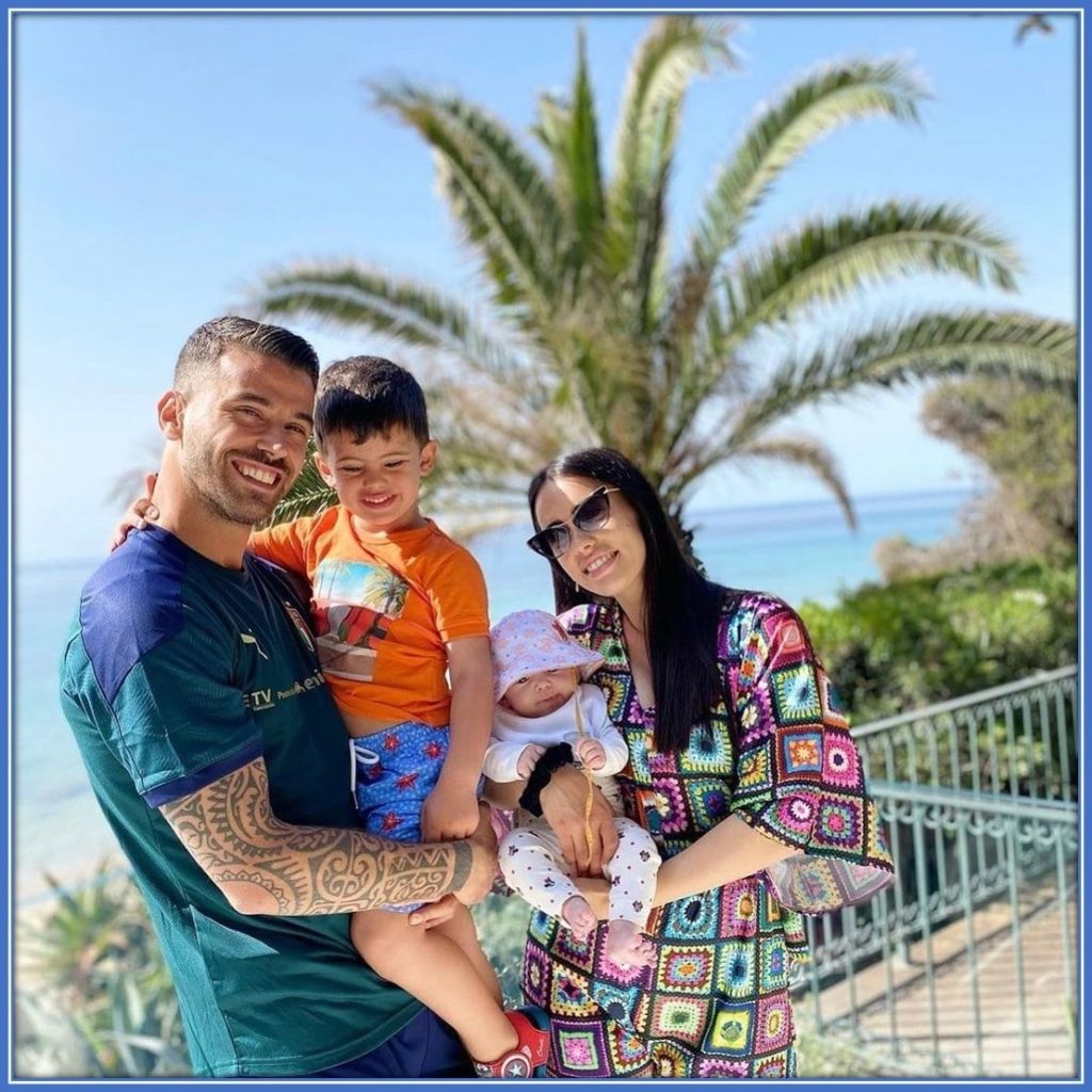 A little time out with his wife and children. What a beautiful way to spend his vacations.
