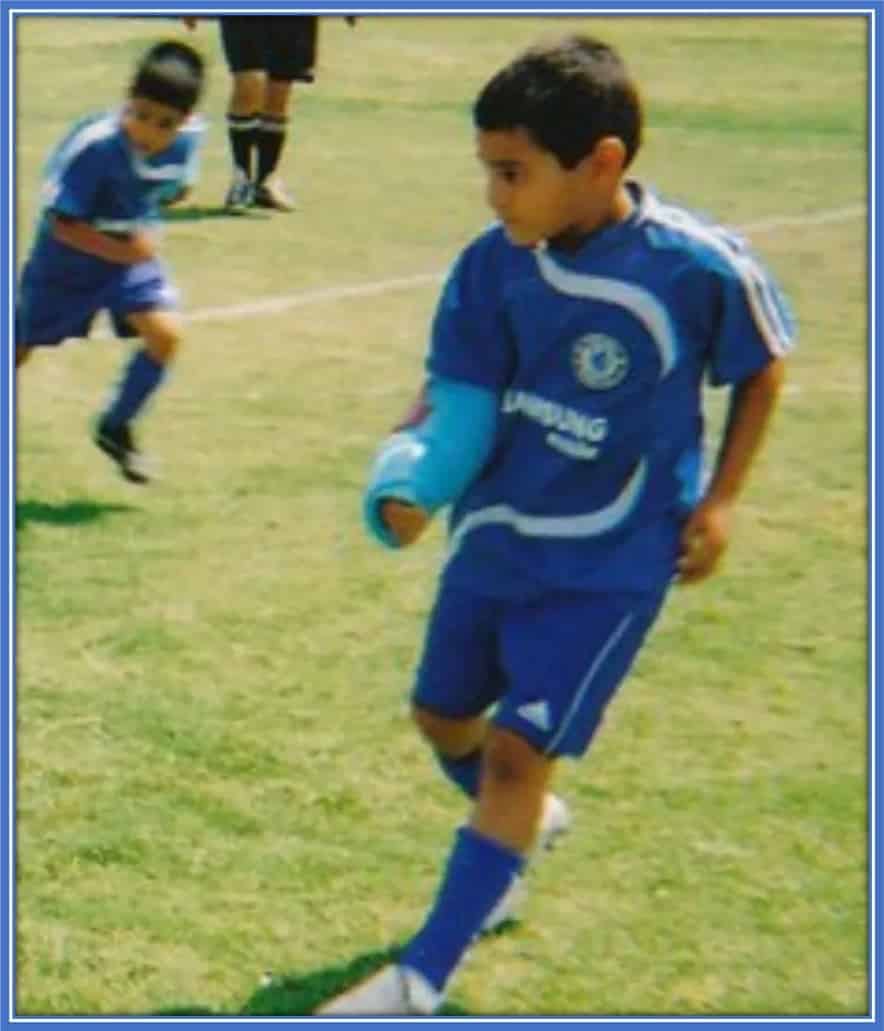 Nothing could stop him from playing football, not even an injury to his hands. Did you notice the Chelsea jersey which his team wore?