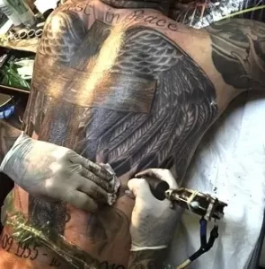 Radja Nainggolan's touching tribute to his beloved mother, Lizi: expansive wings inked on his back, marking her birth and passing.