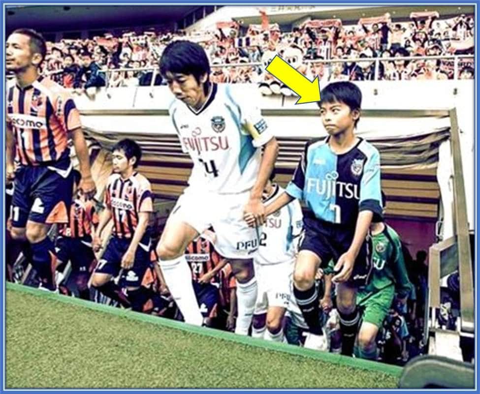Here is a rare photo of Kaoru Mitoma as a ballboy. This was one of the many moments that motivated him to grow in the sport.