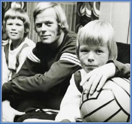 Childhood photo Ronald Koeman with his older brother and father.