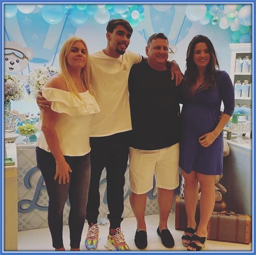 In late December of 2019, Denise Vieira and Henrique Fournier paid a visit to their daughter for the baby shower of their grandson, Benício Paqueta.