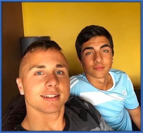 Dani Tasende takes a picture with his brother of life - Angelino.