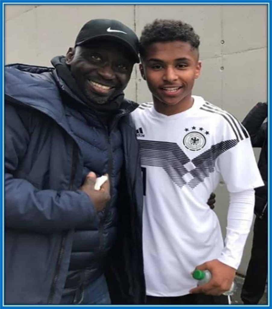 Karim Adeyemi takes a photo with his Dad on the day of his Die Mannschaft debut.