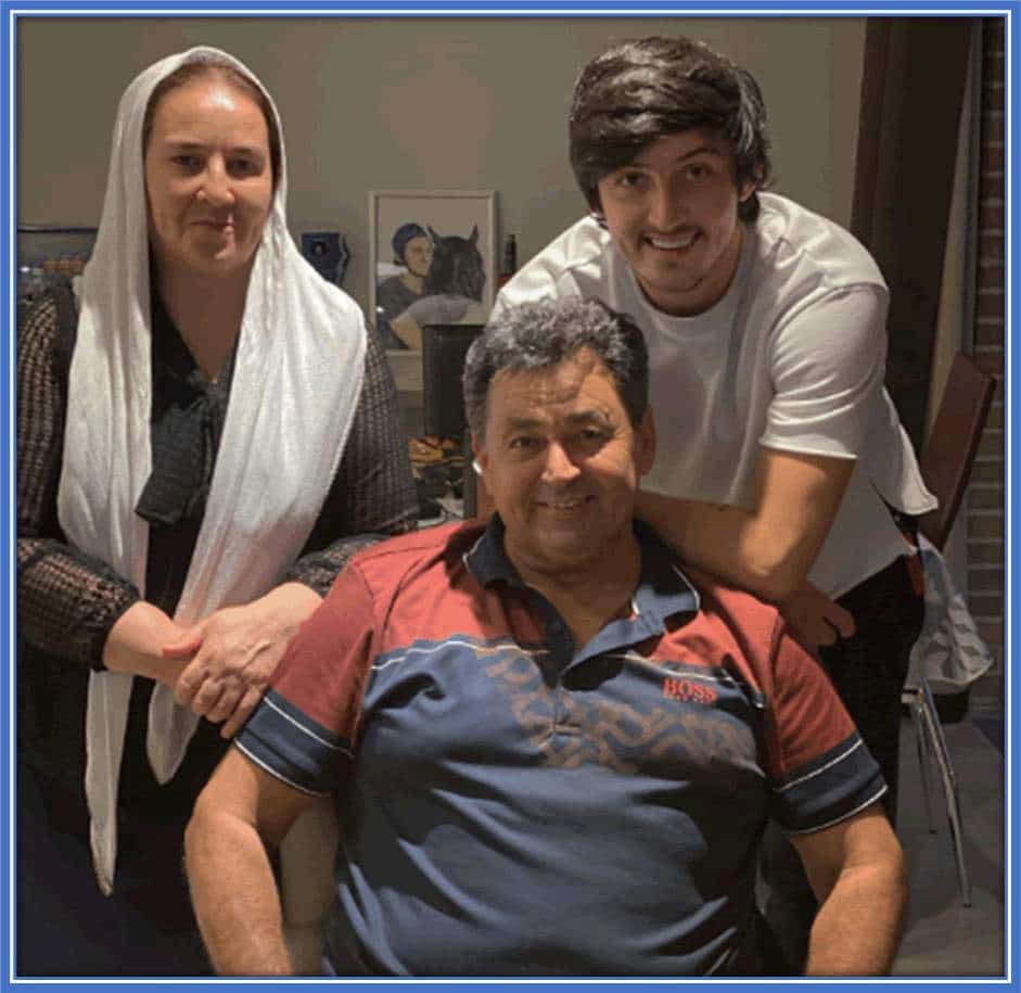 A photo of Azmoun with his father and mother.