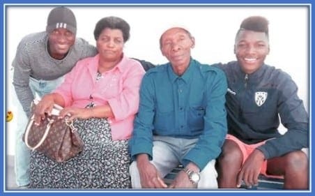 Moises Caicedo with his parents and a sibling.