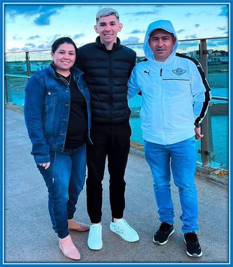 Meet Julio Enciso's Parents, who are his Pillars of Strength. Despite their humble professions - Angelina, a diligent cleaner, and Luis, a hardworking street vendor - they instilled in their son a priceless spirit of humility.