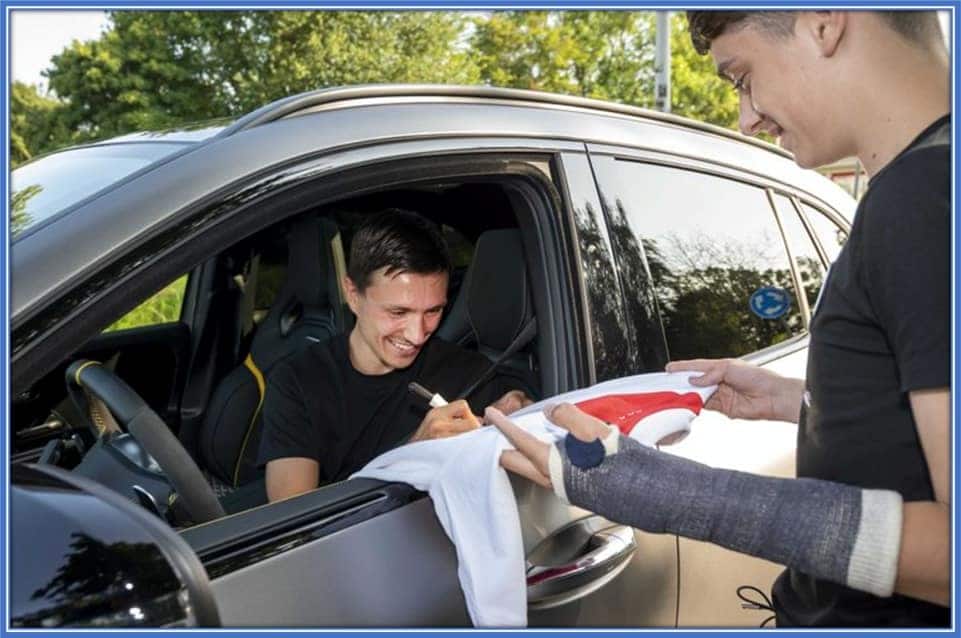 What an extraordinary kind footballer Steven is. He stopped his car for a fan to give him his autograph.