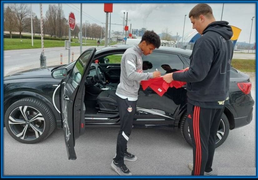 We got to know Karim Adeyemi's car at the time he signed an autograph for a Salzburg fan.