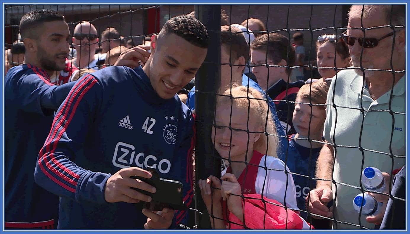 Noussair Mazraoui in a selfie with an ardent fan.