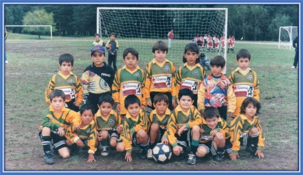 Nahuel Molina poses with his childhood team in Fitz Simon. The youngster is down and in the middle, with the ball in his possession.