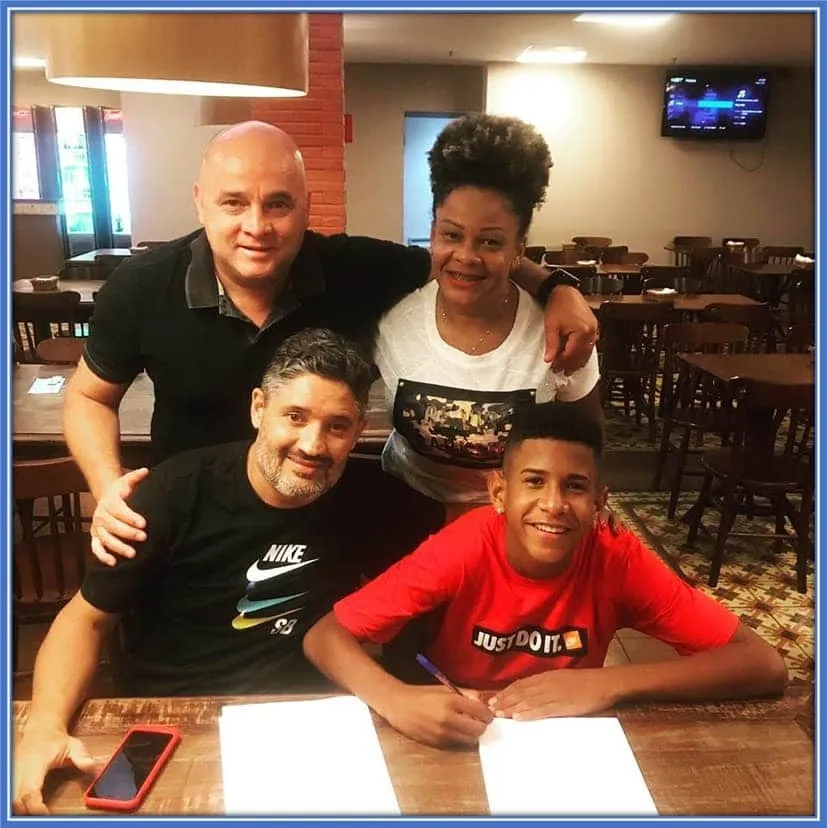 Elinilma Pereira joins her son as he signs a Nike contract. At that time, he had just joined Atlético Mineiro.