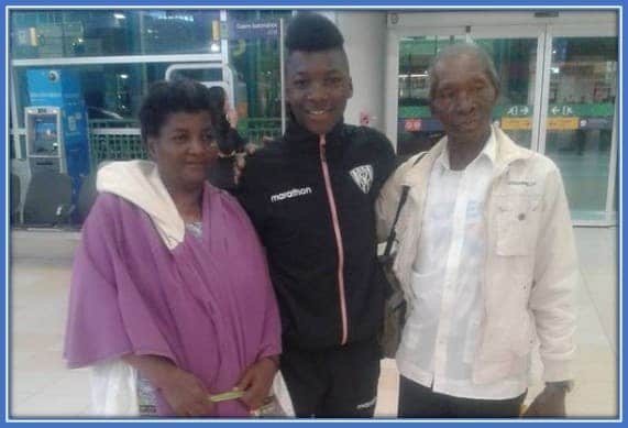 Moises Caicedo with his parents.