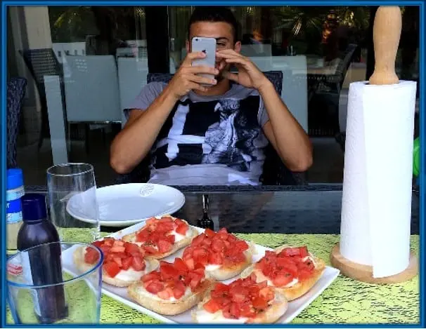 The footballer doesn't play with his pre-match diet, and he loves to use the iPhone.