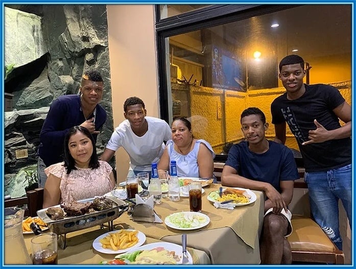 The Ecuadorian footballer spent his childhood years alongside these persons (whom he calls family). One of them is his brother named, Bryan Quinteros Jiménez (the oldest sibling).