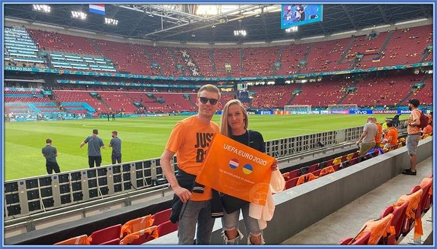 Klaassen's twin siblings, Aron and Naomi, are pictured in the ArenA before an Orange match.