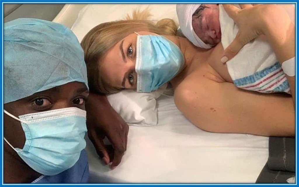 William Carvalho and Rita Mendes (who just gave birth to their son, Bryan) both wore a facemask because of covid-19.