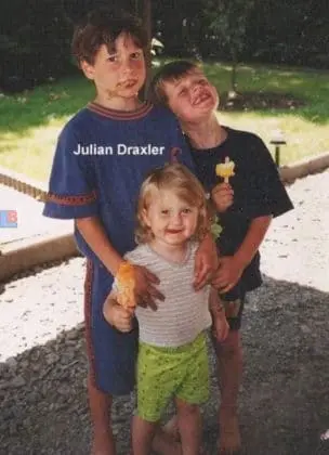 Julian Draxler as a Kid, alongside his siblings.