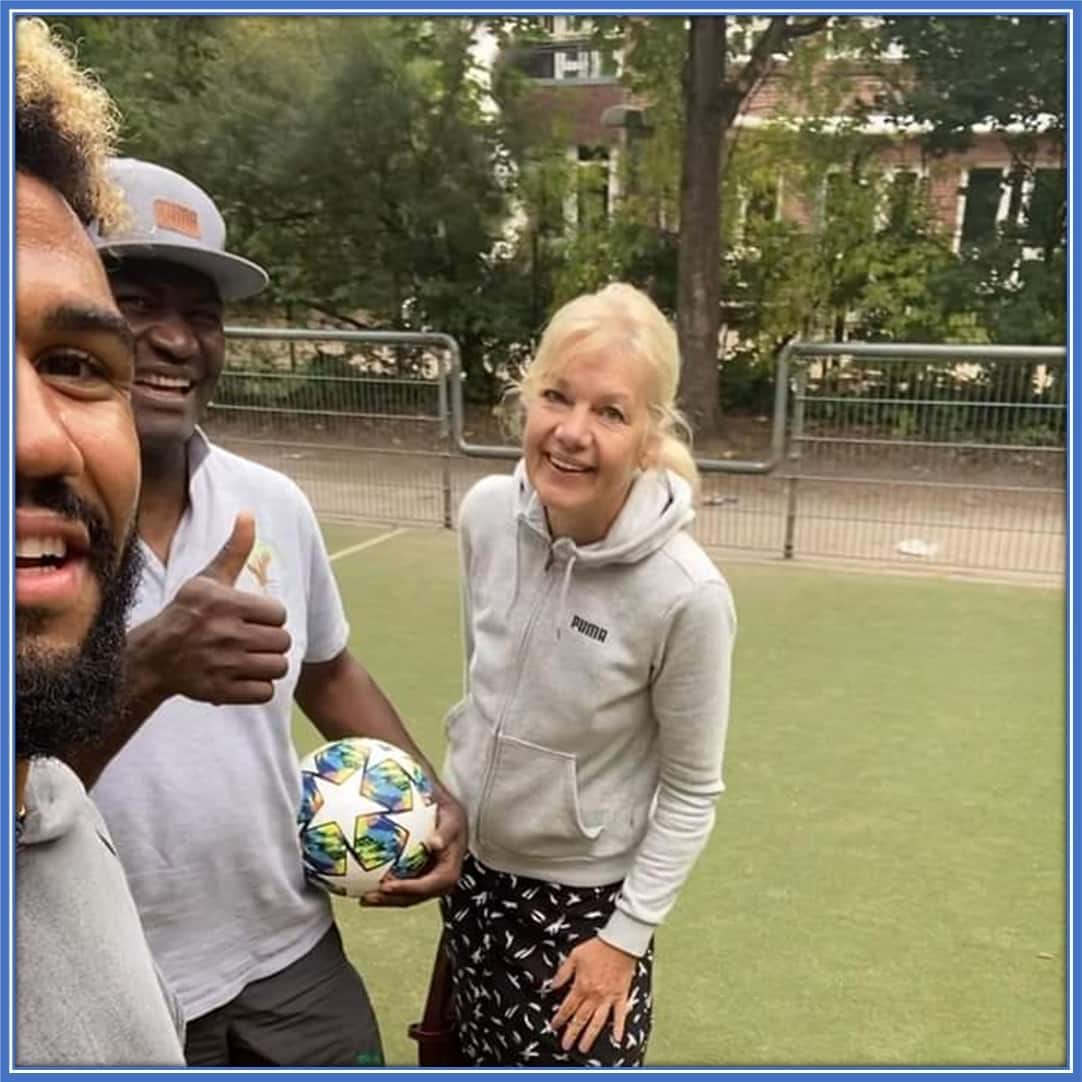 A rare photo of Eric Maxim Choupo-Moting's Parents. His Mother is a German, while his Dad (Just Moting) is a Cameroonian.