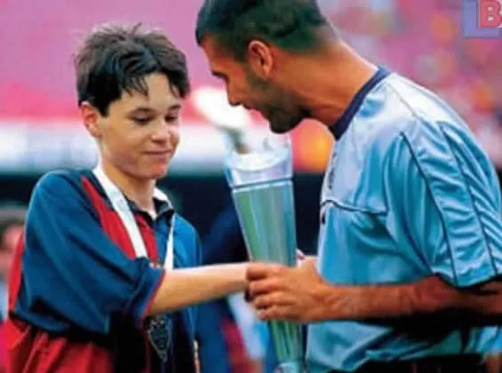 A rare image of a Young Andres Iniesta received an award from Pep Guardiola.
