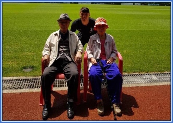 A beautiful picture of Hwang Hee-chan and his grandparents. They are his most trusted allies.