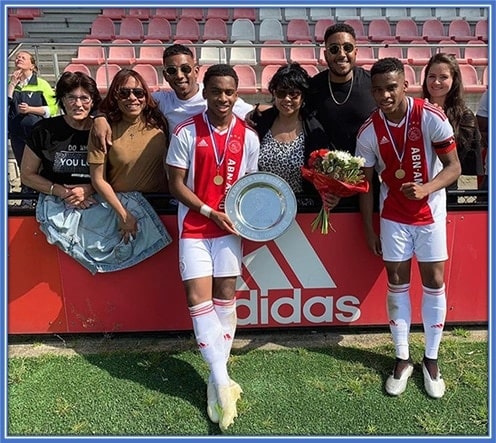 In front of their family members, Jurrien and Quinten celebrated their first club trophy together.