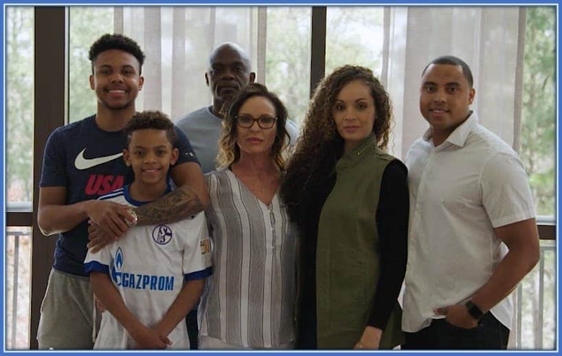 Weston Mckennie with his dad, mom, sister and brother.